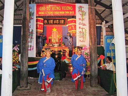 Nghi thức lễ cúng Giỗ Tổ Hùng Vương tại Di tích lịch sử cấp quốc gia - Đình Bình Hòa. (Ảnh: Sưu tầm)