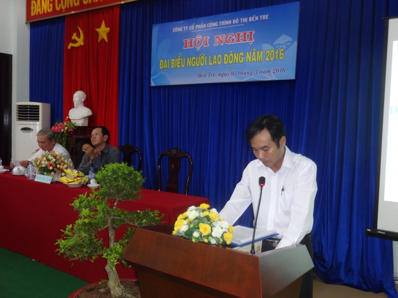 Ông Nguyễn Tấn Vũ - Phó TGĐ Công ty báo cáo trước Hội nghị